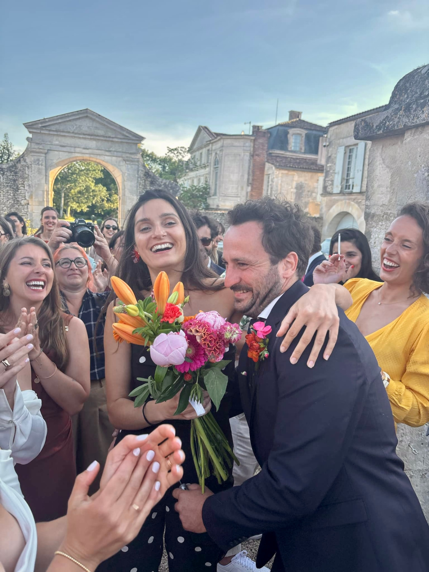 Sortie d'église, applaudissements et bouquet de fleurs colorées